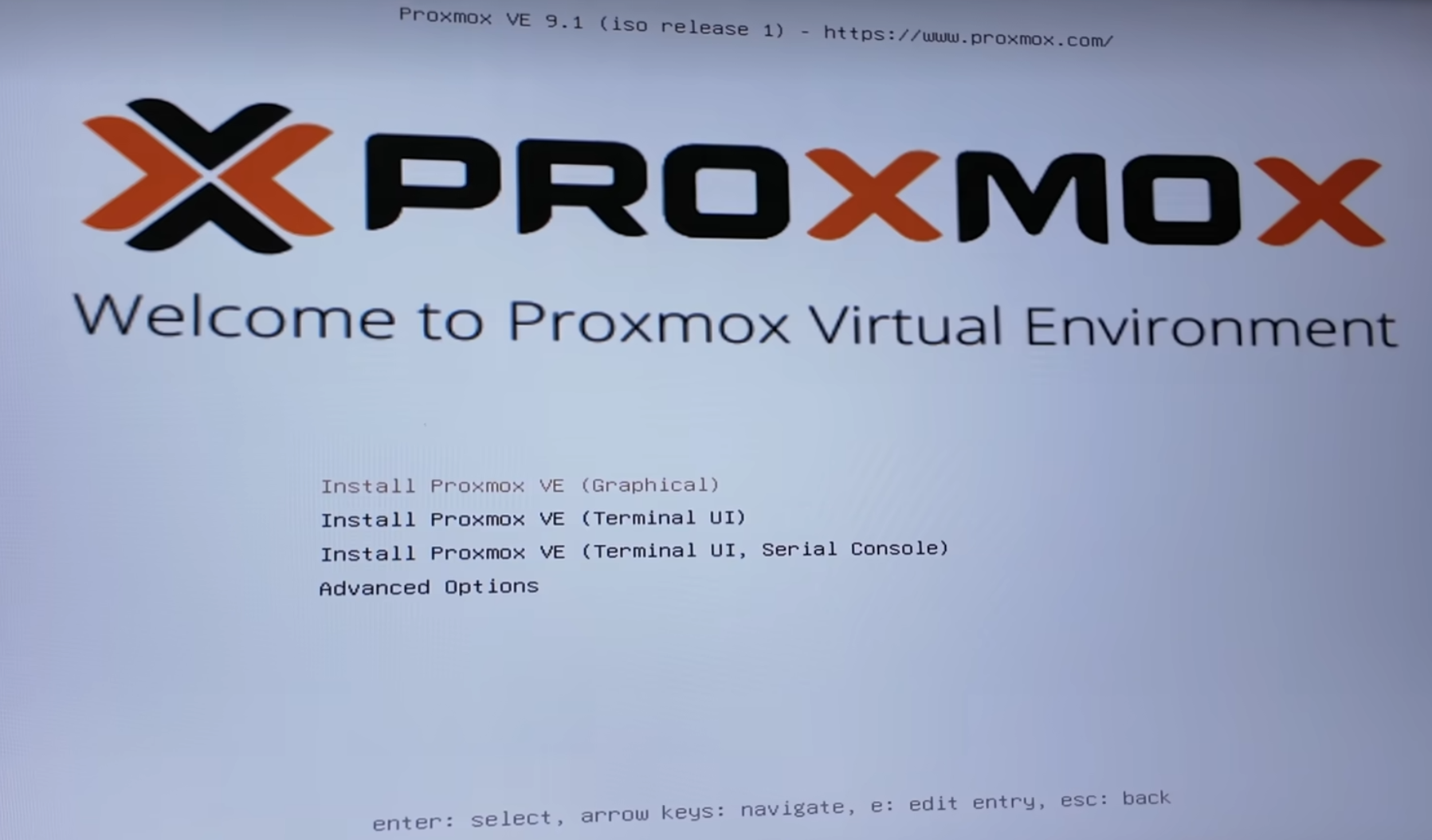 Proxmox VE 图形化安装向导的启动界面